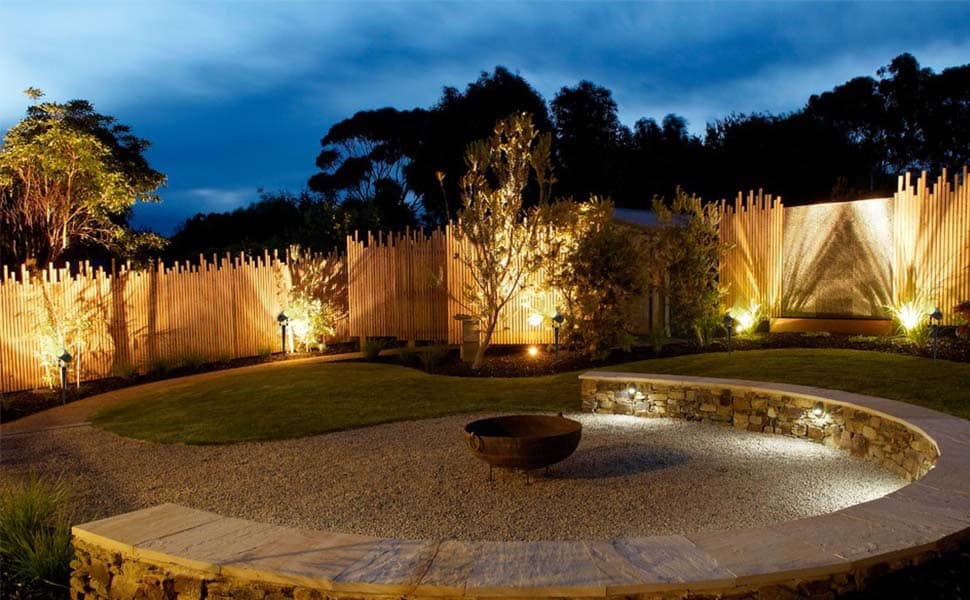 Gartenbeleuchtung am Abend