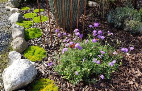Beet mit Blumen