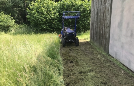 Schmalspurtrecker bei der Arbeit