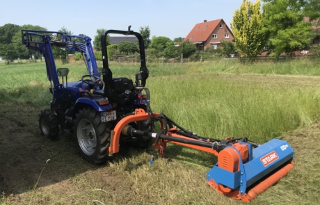 Schnmalspurtrecker auf Feld