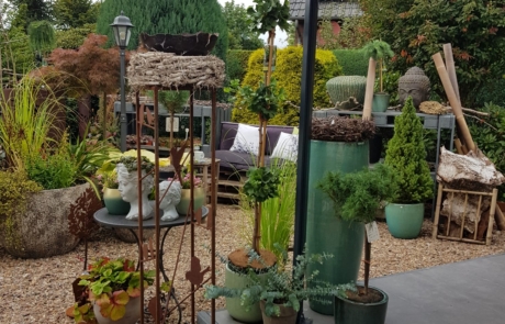 Verschiedene Gartenaccessoires verteilt auf Balkon und Garten